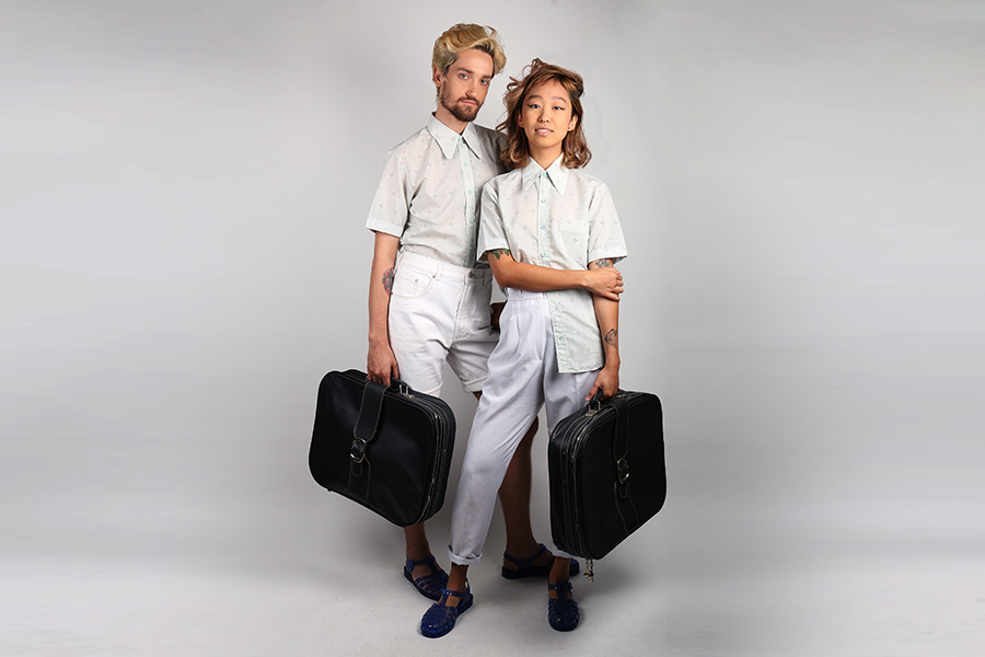 Bazar Paulista Foto clicada para a nossa loja virtual. Modelos vestem as camisas originais de 1980 e seguram malas vintage garimpadas no Bazar Paulista